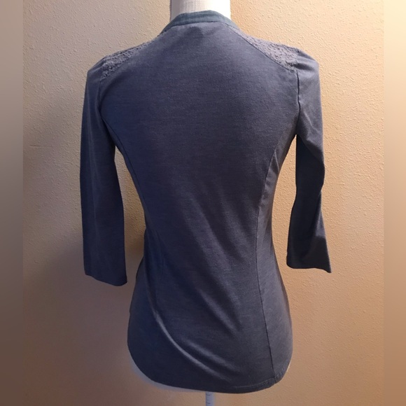 Light denim quarter sleeve top - Picture 5 of 7
